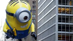 Balon Minion di Macy's Thanksgiving Day Parade 2022. (Foto: Charles Sykes/Invision/AP)