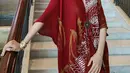 Cinta Laura juga sering mengenakan busana batik saat menghadiri acara formal. Gaya OOTD wanita berdarah Indonesia-Jerman ini dengan batik pun terlihat elegan. (Liputan6.com /IG/@claurakiehl)