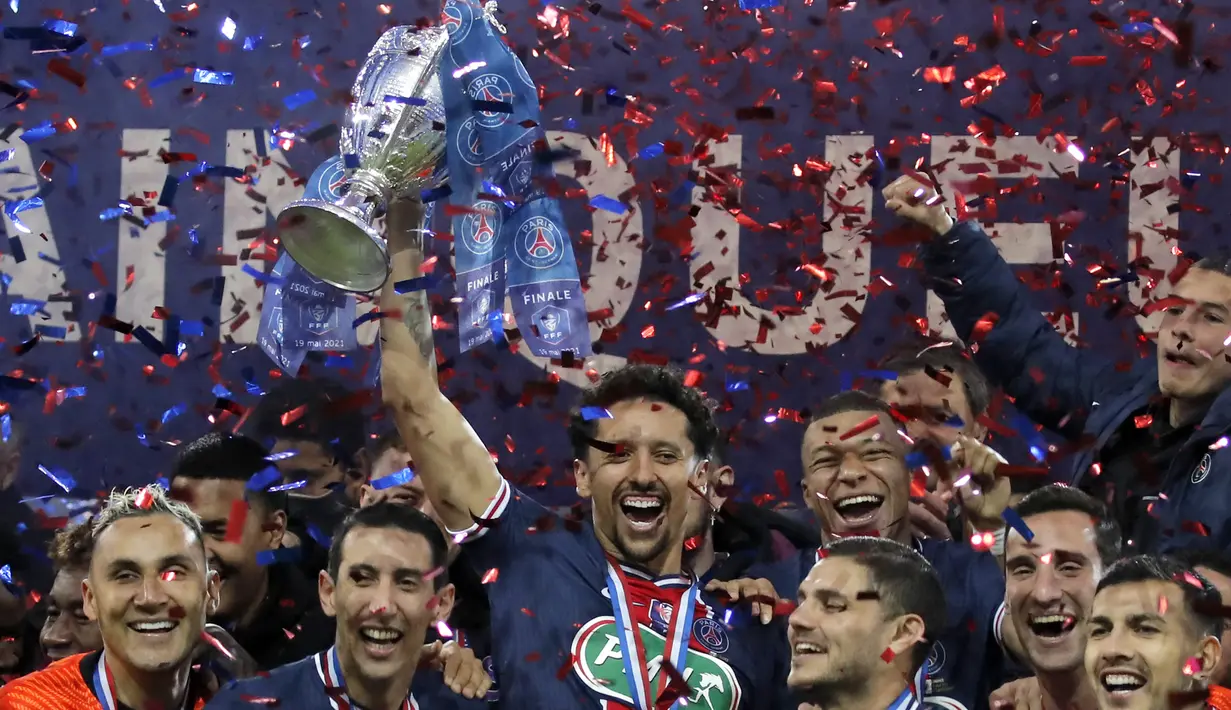 Para pemain Paris Saint-Germain atau PSG mengangkat trofi Piala Prancis (Coupe de France) setelah menundukkan AS Monaco pada final di Stade de France, Kamis (20/5/2021) dini hari WIB. Trofi didapat usai membungkam AS Monaco dengan skor 2-0. (AP Photo/Christophe Ena)