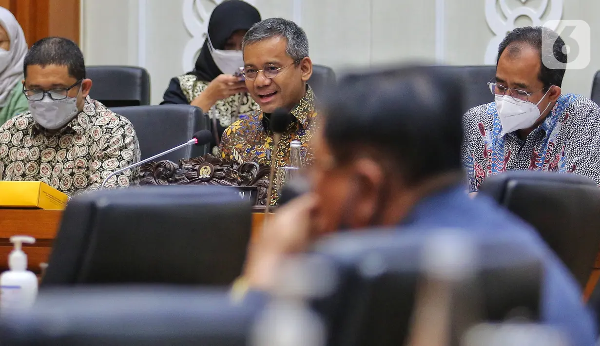 Wakil Menteri Keuangan (Wamenkeu) Suahasil Nazara mengikuti rapat kerja dengan Badan Legislasi DPR RI di kompleks Parlemen, Jakarta, Kamis (18/8/2022). Raker tersebut dalam rangka harmonisasi Rancangan Undang-Undang (RUU) tentang pengembangan dan penguatan sektor keuangan. (Liputan6.com/Angga Yuniar)