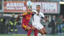 Donyel Malen mencoba mempertahankan bola dari kejaran Manuel Akanji di laga AS Roma vs Inter Milan, Minggu (20/9/2026) (AP Photo/Gregorio Borgia)
