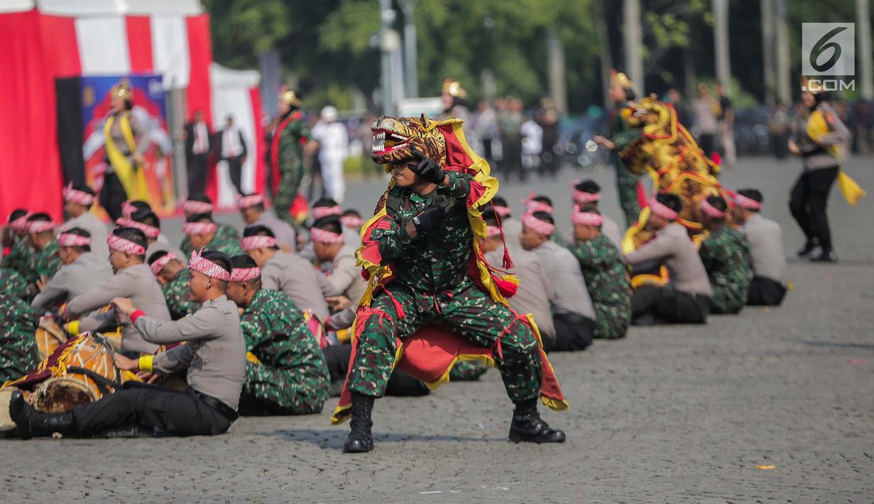 Aksi rampak gendang Polri dan TNI dalam HUT ke-73 Bhayangkara di Monas, Jakarta, Rabu (10/7/2019). HUT Bhayangkara ke-73 ini bertemakan ‘Dengan semangat Promoter, pengabdian Polri, untuk masyarakat, bangsa, dan negara. (Liputan6.com/Faizal Fanani)