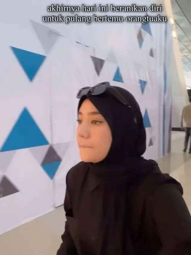 7 Potret Clara Shinta Kumpul Bareng Orang Tua di Kampung Halaman Usai Mualaf