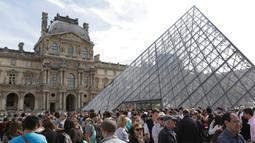 Suasana kepadatan warga yang akan masuk ke Museum Louvre yang merupakan salah satu museum terbaik di dunia. (Bola.com/Vitalis Yogi Trisna)