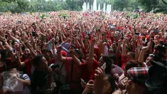Aksi simpatik ratusan warga dengan menyanyikan lagu nasional yang dipimpin Addie MS di Balai Kota DKI Jakarta, Rabu (10/5). Ini merupakan aksi simpatik terhadap vonis yang dijatuhkan kepada Ahok atas kasus penodaan agama. (Liputan6.com/Johan Tallo)
