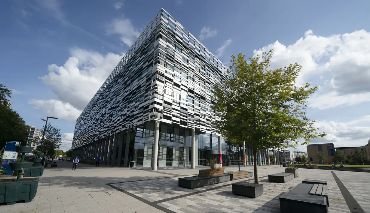 Bagian kampus Universitas Metropolitan Manchester di Manchester, Inggris, 29 September 2020. Universitas Metropolitan Manchester meminta sekitar 1.700 mahasiswanya untuk mengisolasi diri setelah 127 kasus COVID-19 dikonfirmasi. (Xinhua/Jon Super)