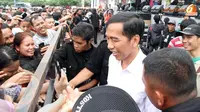 Usai melakukan cek sound Jokowi menyalami masyarakat (Liputan6.com/Herman Zakharia) 
