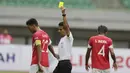 Wasit Thoriq Alkatiri memberikan kartu kuning kepada pemain Semen Padang pada laga Piala Presiden 2019 di Stadion Patriot, Jawa Barat, Minggu (3/3). Thoriq adalah salah satu wasit Indonesia yang berlisensi FIFA. (Bola.com/M Iqbal Ichsan)