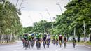 Sejumlah pesepeda melaju saat sesi group ride road to Gran Fondo New York (GFNY) Bali 2023 di kawasan Pantai Indah Kapuk (PIK 2), Jakarta, Minggu (29/1/2023). Tujuan diadakannya acara ini untuk membangkitkan kembali gairah para pesepeda di Tanah Air. (Dok.GFNY Bali)