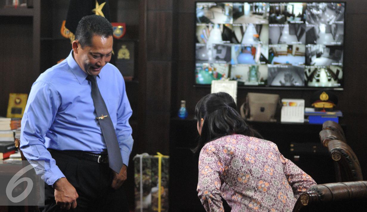 Kepala Bareskrim Polri Komjen Budi Waseso saat bersiap melakukan wawancara khusus dengan Liputan6.com, Jakarta, Selasa (28/7/2015). Dalam wawancara tersebut Budi banyak berbagi cerita dengan Liputan6.com (Liputan6.com/Herman Zakharia)