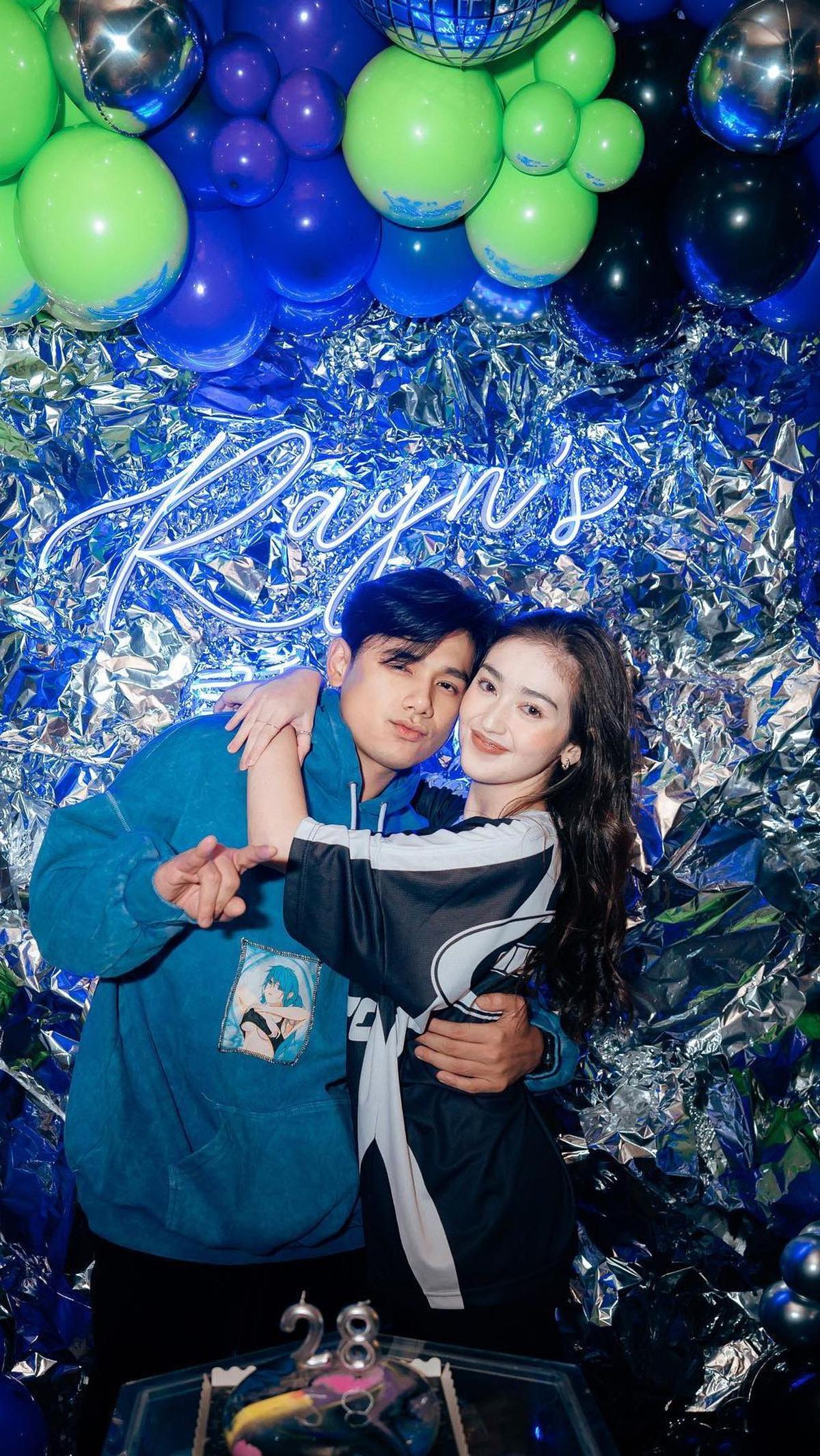 Potret kebersamaan Ranty Maria dan Rayn Wijaya menunjukkan kedekatan pasangan selebriti ini dalam momen-momen romantis yang terus terpancar dalam berbagai kesempatan.
