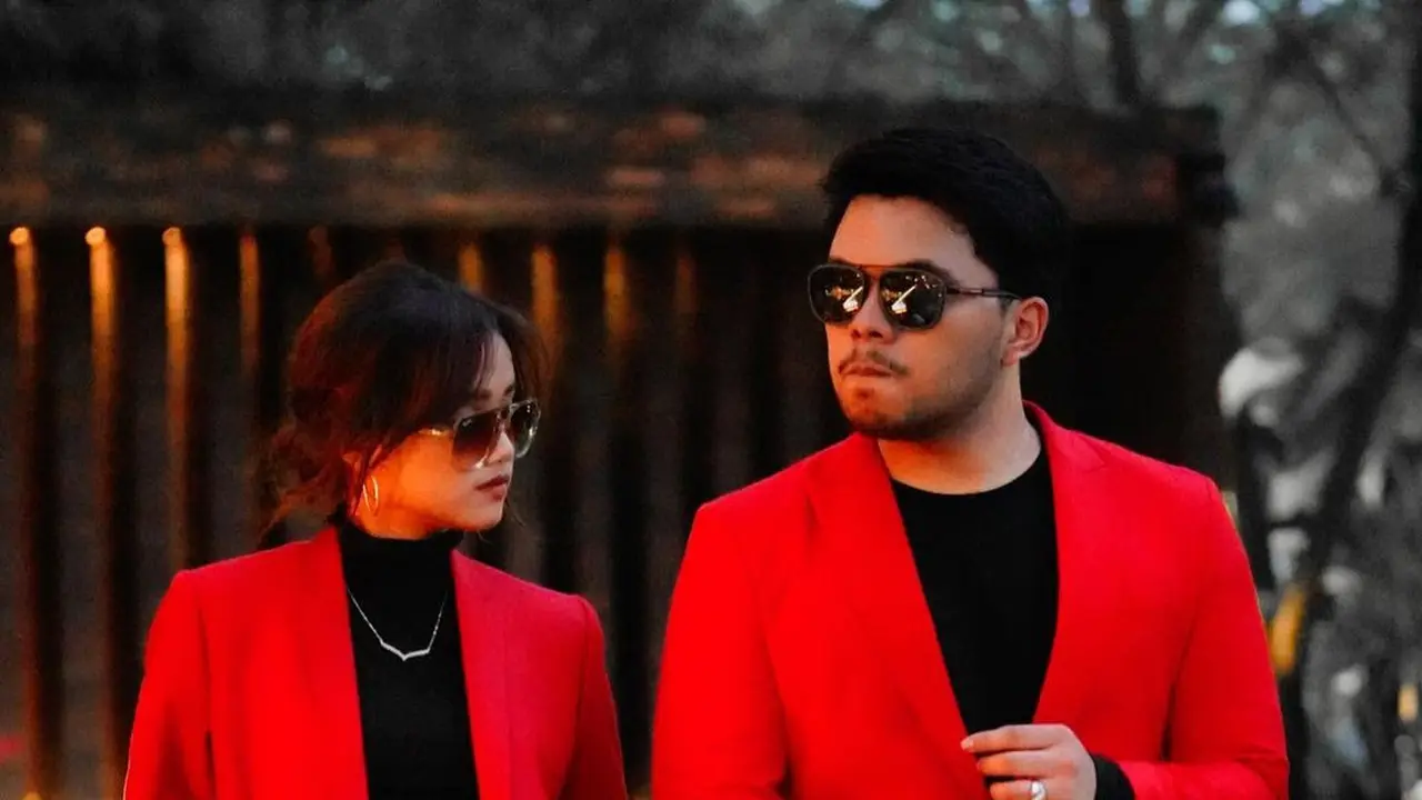 Fuji dan Thariq Halilintar serasi mengenakan jas couple warna merah (Foto: Instagram/@thariqhalilintar)