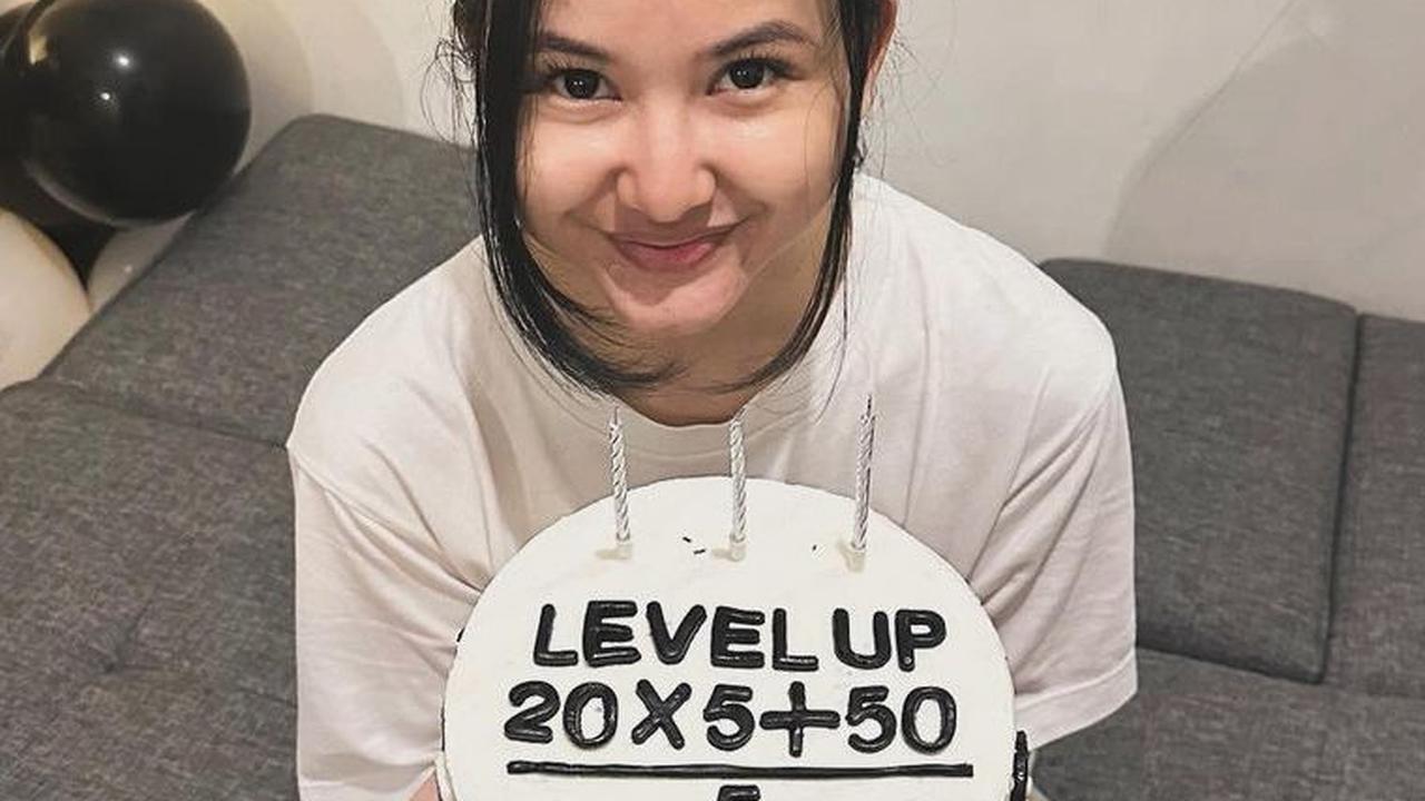 Adinda tampak bahagia mendapat kejutan ulang tahun.&nbsp;