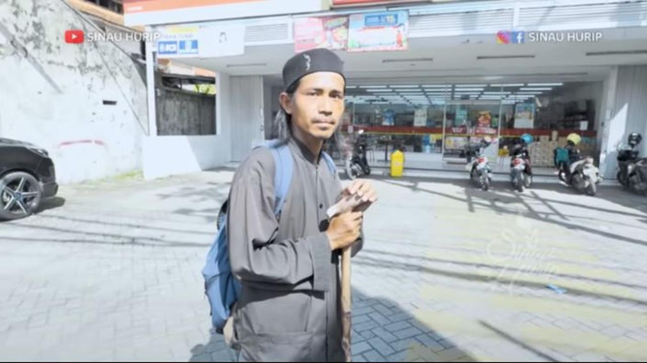 Semenjak Orangtua Meninggal Dunia, Pria Bertato Ini Menjadi Seorang Musafir Untuk Ziarah Ke Makam-makam Keramat