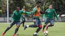 Pemain Timnas Indonesia, Irfan Jaya, menggiring bola saat latihan di Lapangan ABC Senayan, Senin (19/2/2018). Latihan ini merupakan persiapan jelang Asian Games 2018. (Bola.com/Vitalis Yogi Trisna)