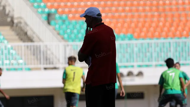 Pelatih Alfred Riedl