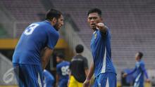 Bek Persib, Tony Sucipto (kanan) berbincang dengan Vladimir Vujovic saat latihan jelang final Piala Bhayangkara 2016 di Stadion GBK Jakarta, Sabtu (2/4/2016). Final Piala Bhayangkara mempertemukan Persib dan Arema Cronus. (Liputan6.com/Helmi Fithriansyah)