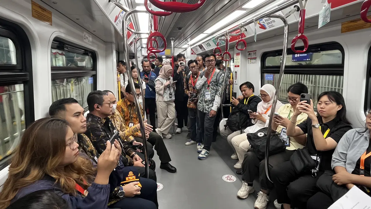 LRT Jakarta mulai melakukan uji coba operasional dan layanan rute Kelapa Gading-Manggarai pada Kamis (10/9/2026). (Liputan6.com/Winda Nelfira)