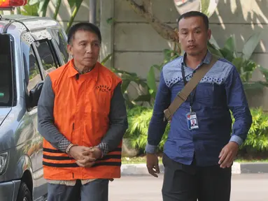 Bendahara Umum KONI Jhonny E Awuy (kiri) tiba di Gedung KPK, Jakarta, Senin (7/1). Jhonny akan menjalani pemeriksaan perdana pascaterjaring Operasi Tangkap Tangan (OTT) KPK. (Merdeka.com/Dwi Narwoko)