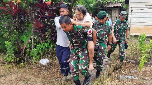 Nenek Bawa Senjata - Paimin Gambar