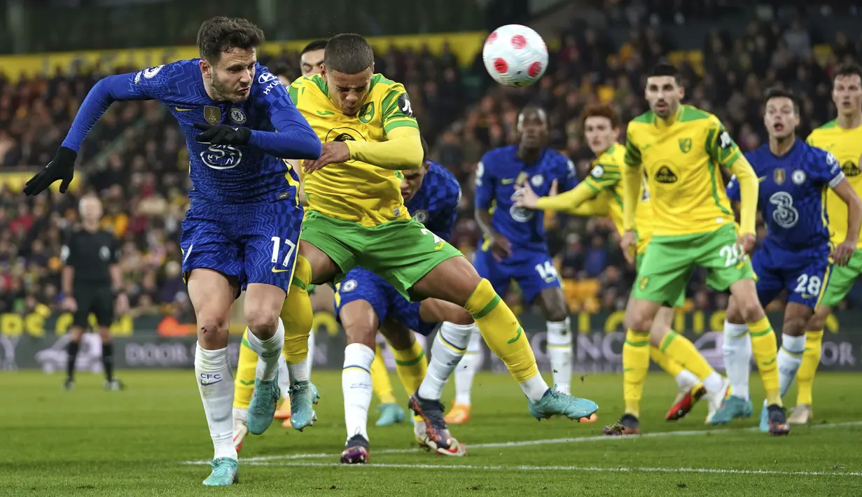Gelandang Chelsea, Saul Niguez berusaha menyundul bola dari kawalan pemain Norwich City, Max Aarons pada pertandingan lanjutan Liga Inggris di Carrow Road, Norwich, Inggris, Jumat (11/3/2022). Chelsea menang atas Norwich City 3-1. (Joe Giddens/PA via AP)