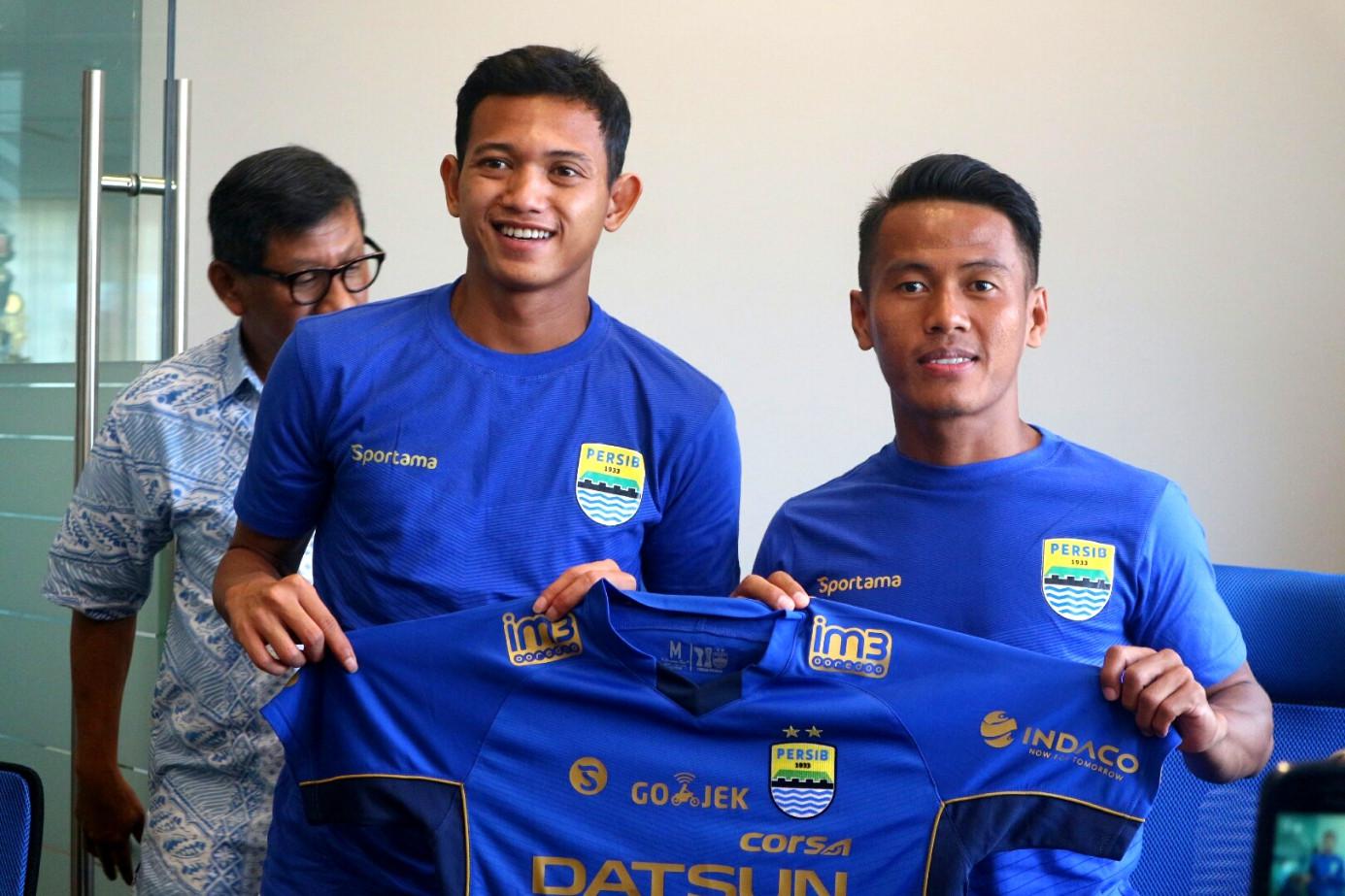 Ghozali Siregar dan Muchlis Hadi Ning Syaifulloh pada acara perkenalan di markas Persib Bandung. (Liputan6.com/Kukuh Saokani)