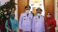 Eri cahyadi dan wakilnya Armudji usai dilantik jadi wali kota Surabaya (Dian Kurniawan/Liputan6.com)