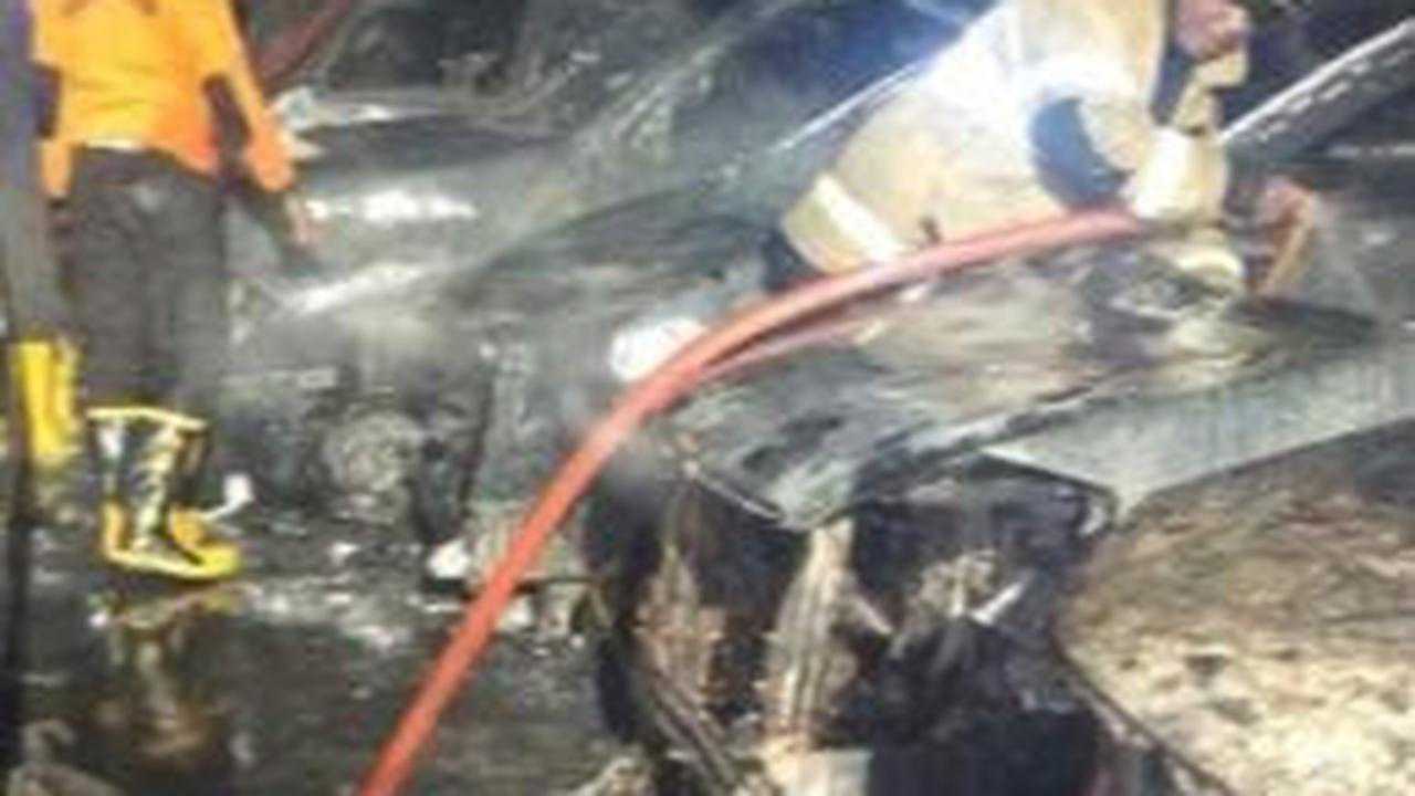 Mobil yang terbakar masih berada di lokasi kejadian dan sudah dipasangi garis polisi. Sementara petugas melakukan olah TKP di sana.
