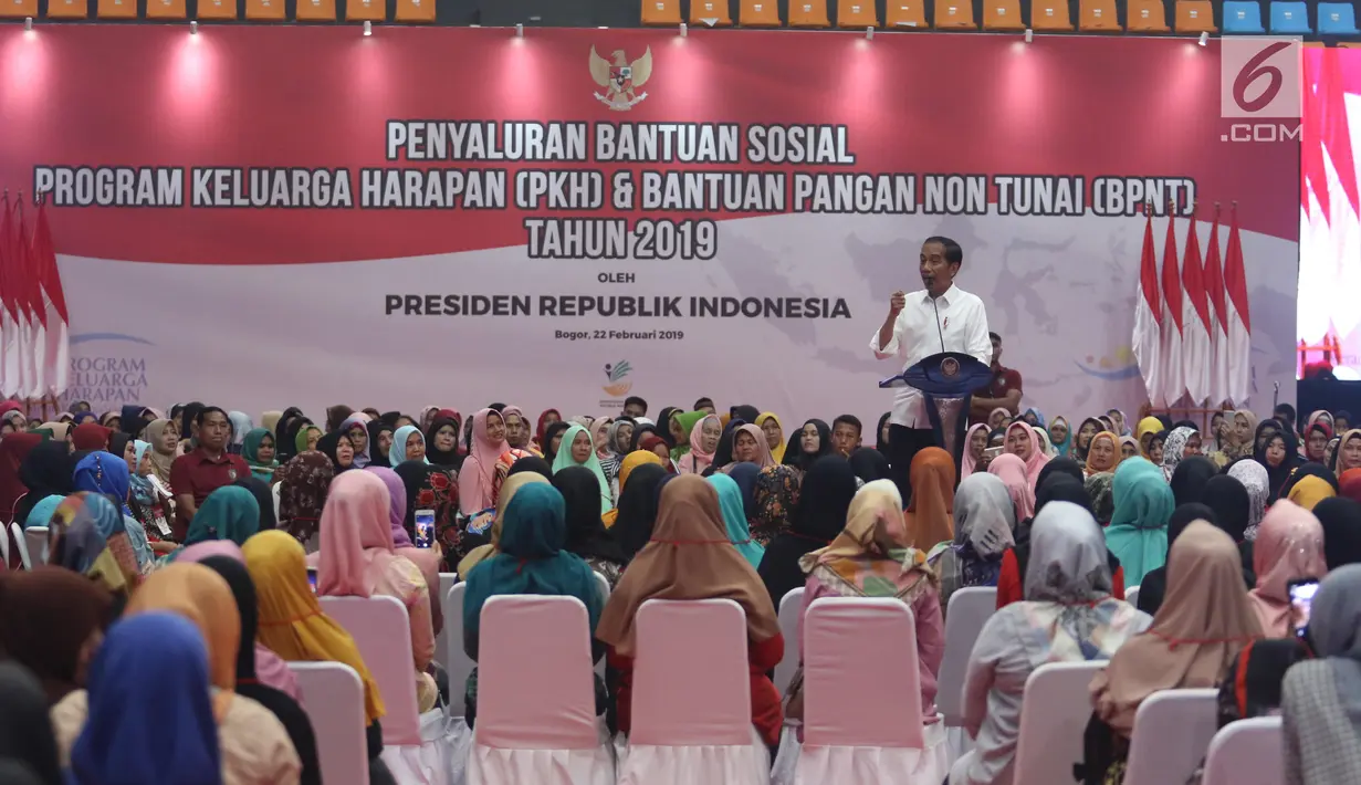 Presiden Joko Widodo memberi sambutan saat menyalurkan bantuan sosial PKH dan BPNT tahun 2019 di Bogor, Jumat (22/2). Pemerintah memberikan PKH 133.312 keluarga dan BPNT 189.990 keluarga Rp185,5 miliar untuk penerima di Bogor. (Liputan6.com/Angga Yuniar)
