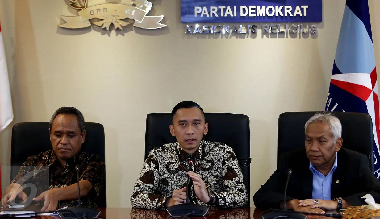 Ketua Fraksi Demokrat DPR Edhie Baskoro Yudhoyono (tengah) memberikan keterangan pers soal Usulan Hak Angket KPK di ruang Fraksi Demokrat, Gedung Nusantara I, Kompleks Parlemen, Jakarta, Kamisi (27/4). (Liputan6.com/Johan Tallo)