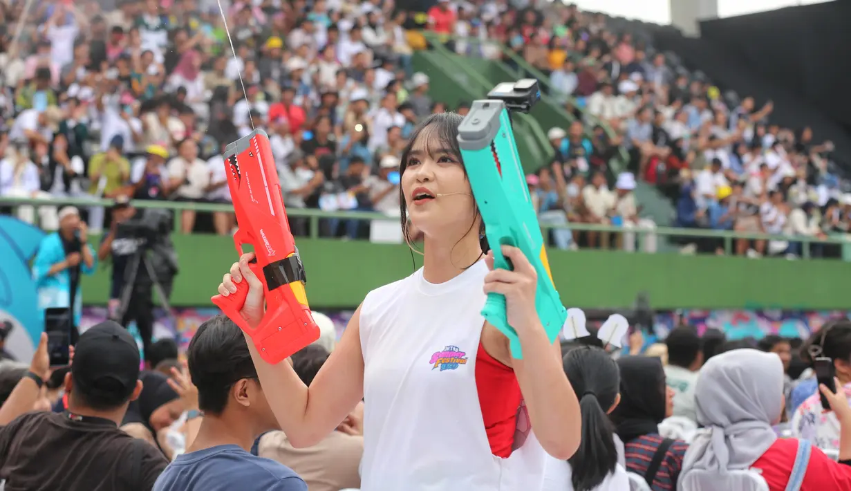 "Aku percaya dengan adanya kalian (fans) di sini serta semua pihak yang sudah banyak bantu JKT48, kami akan terus bisa maju ke depan sukses ke depan, tapi maaf kalau aku nggak bisa nemenin sampai selama itu," katanya. [Fimela.com/Adrian Utama Putra]