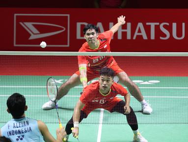 Pasangan Leo Rolly Carnando/Daniel Marthin menjadi satu-satunya wakil Indonesia yang tersisa di partai final Daihatsu Indonesia Masters 2024 yang akan digelar Minggu (28/1/2024). Kepastian itu didapat setelah The Babies mampu memenangkan laga semifinal menghadapi sesama wakil Indonesia, Fajar Alfian/Muhammad Rian Ardianto yang diunggulkan di tempat ketiga dengan rubber game, 19-21, 21-14 dan 21-17 di Istora Senayan, Jakarta, Sabtu (27/1/2024). Dalam laga yang berlangsung lebih dari sejam tersebut, The Babies sukses melakukan comeback setelah kalah pada game pertama. Di laga final, pasangan berperingkat 11 BWF tersebut akan menantang unggulan kedua asal Denmark, Kim Astrup/Anders Skaarup Rasmussen. (Bola.com/Pradipta Rama)