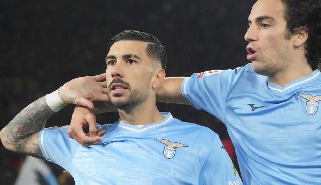 Pemain Lazio, Mattia Zaccagni, melakukan selebrasi setelah mencetak gol ke gawang AS Roma pada laga perempat final Coppa Italia 2023/2024 di Stadio Olimpico, Kamis (11/1/2024). Berkat hasil ini, Lazio pun berhak melaju ke babak semifinal untuk menghadapi pemenang laga babak 8 besar lainnya yang mempertemukan Juventus vs Frosinone. (AP Photo/Gregorio Borgia)