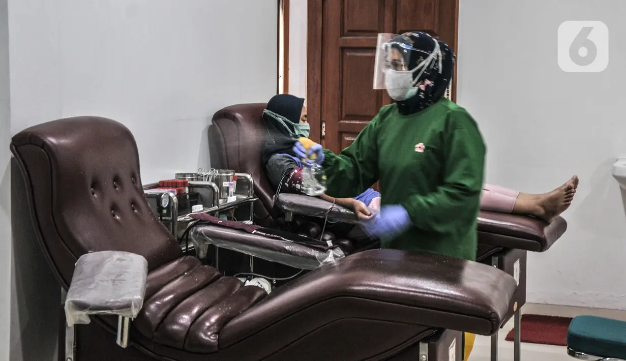 Dokter menyemprotkan disinfektan ke kursi usai digunakan pendonor darah di Kantor PMI Jakarta Timur, Rabu (28/7/2021). Selama pandemi COVID-19, PMI menerapkan protokol kesehatan ketat kepada warga sebelum mendonorkan darah. (merdeka.com/Iqbal S. Nugroho)