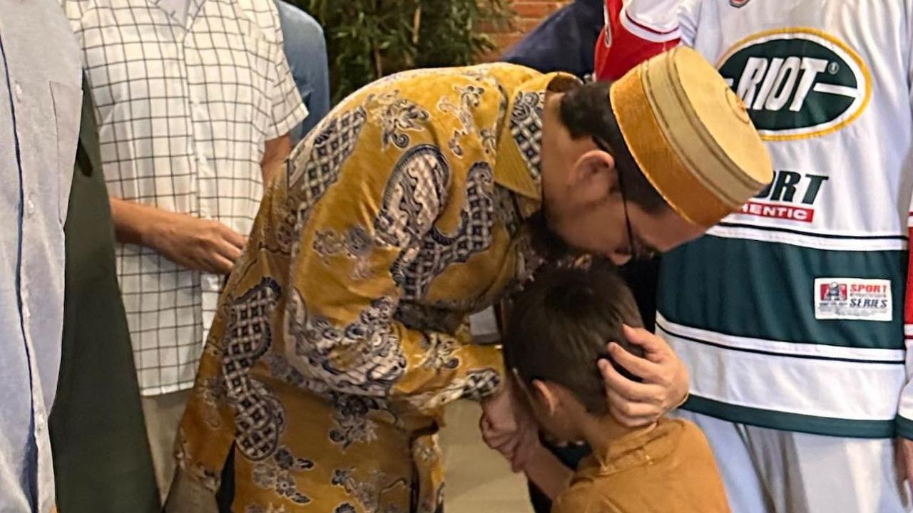 Potret Kiano saat dicium oleh Ustaz Adi Hidayat.  Kiano tampak mencium tangan Ustaz Adi.