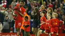 Penyerang Liverpool, Daniel Sturridge membawa anak-anaknya kedalam lapangan usai bertanding melawan Chelsea pada pertandingan Liga Inggris di Anfield, Liverpool, 12 Mei 2016. (Reuters / Andrew Yates)