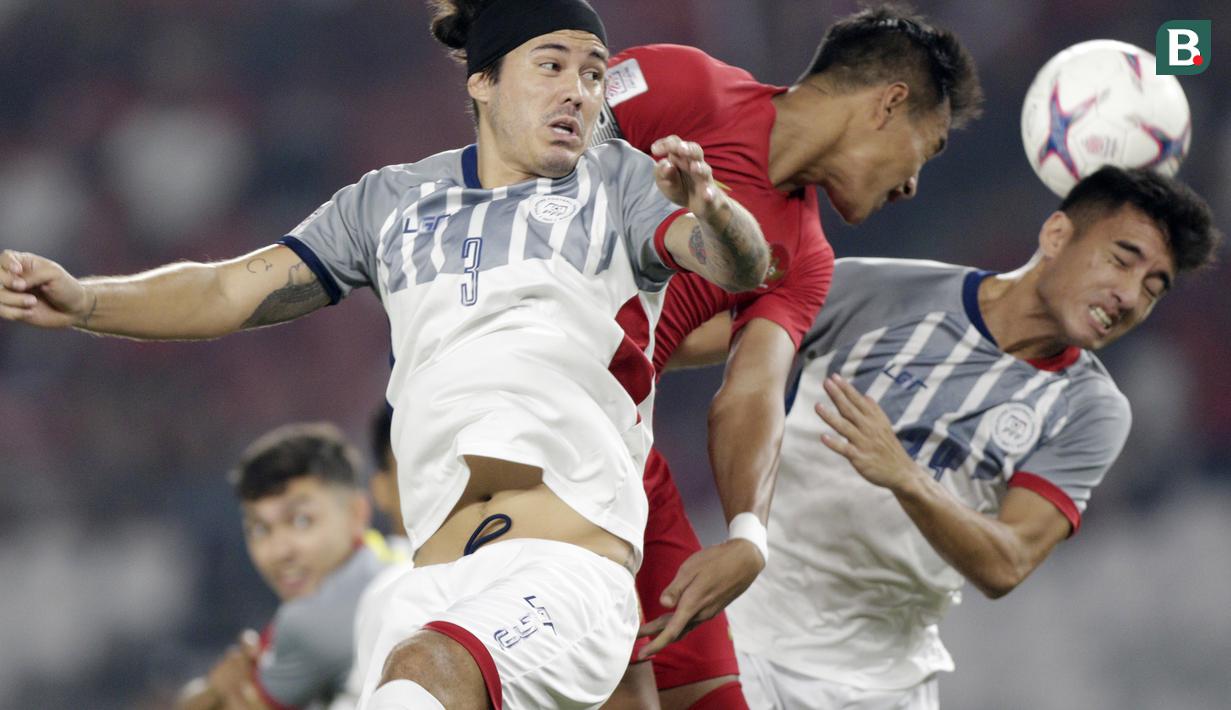 Bek Timnas Indonesia, Hansamu Yama, melepaskan sundulan saat melawan Filipina pada laga Piala AFF 2018 di SUGBK, Jakarta, Minggu (25/11). Kedua negara bermain imbang 0-0. (Bola.com/M. Iqbal Ichsan)