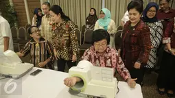 Menteri Lingkungan Hidup dan Kehutanan Siti Nurbaya dan Menteri Pemberdayaan dan Perlidungan Anak Yohana Yembise mencoba langsung alat pengukur tekanan darah mandiri di kantor Kemenko PMK Jakarta, Rabu (22/2). (Liputan6.com/Faizal Fanani)