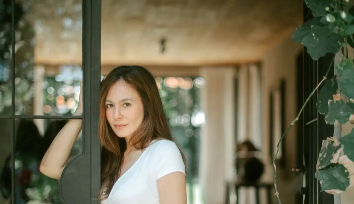 Di Instagram pribadinya, Wulan Guritno memang kerap tampil pakai baju crop top bak anak muda. (Instagram/wulanguritno).