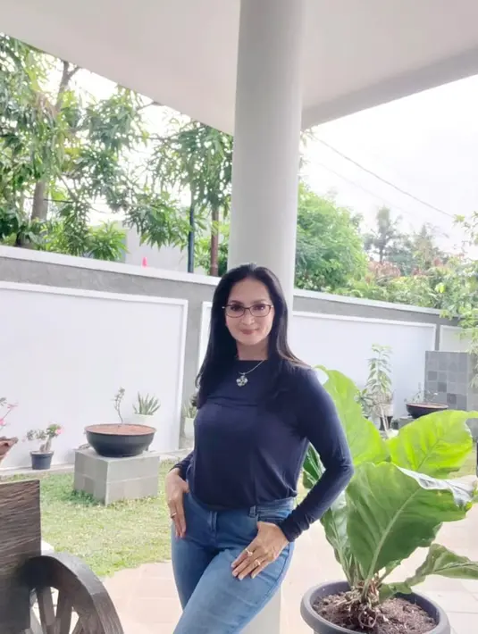 <p>Potret yang diunggah Anna Maria pada 19 Agustus 2023 lalu. Tidak hanya dipuji cantik alami, tapi juga lesung pipinta menjadi salah satu ciri khas dari istri Roy Marten ini. Bahkan, ada juga yang menyebut seperti ABG. "Seperti msh ABG," tulis ellystevany. [Instagram/annamarten8]</p>