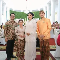 Lihat di sini gaya Erina Gudono kenakan 3 kebaya berbeda di acara tasyakuran dan tingkeban 7 bulan kehamilan.