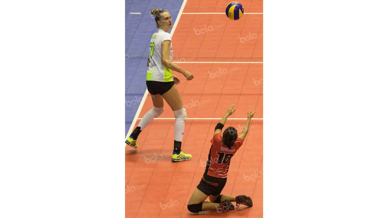 7. Pevoli Jakarta Pertamina Energi, Wahida Muntaza, melakukan penyelamatan saat melawan Gresik Petrokimia pada final four seri kedua Proliga 2016 di GOR Amongrogo, Yogyakarta, Sabtu (7/5/2016). (Bola.com/Vitalis Yogi Trisna)