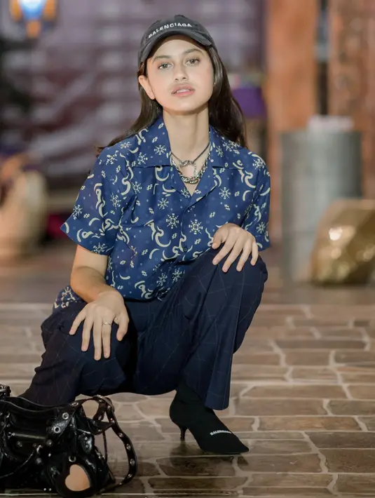 Kali ini, ia mengangkat jenama fashion Balenciaga. Terlihat dari topi, sepatu, hingga tas yang dipakainya. [Foto: Instagram/ Asila Maisa]