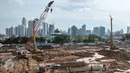 Pekerja menyelesaikan pembangunan rumah susun di Pasar Rumput, Jakarta, Rabu(8/3). Pembangunan pasar terintegrasi rumah susun tersebut ditargetkan rampung dalam jangka waktu satu tahun ini. (Liputan6.com/Yoppy Renato)