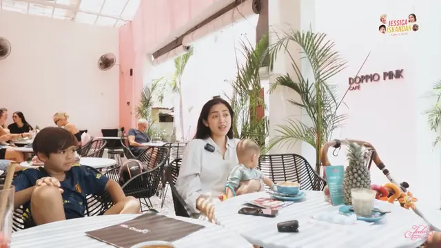 Jessica Iskandar dan keluarga mengenai kehidupan di Bali (Foto: Screenshot YouTube Jessica Iskandar EL JEDAR DAN DON SARAPAN JAJANAN SD VERSI BALI, ENAKAN DI JAKARTA ?)