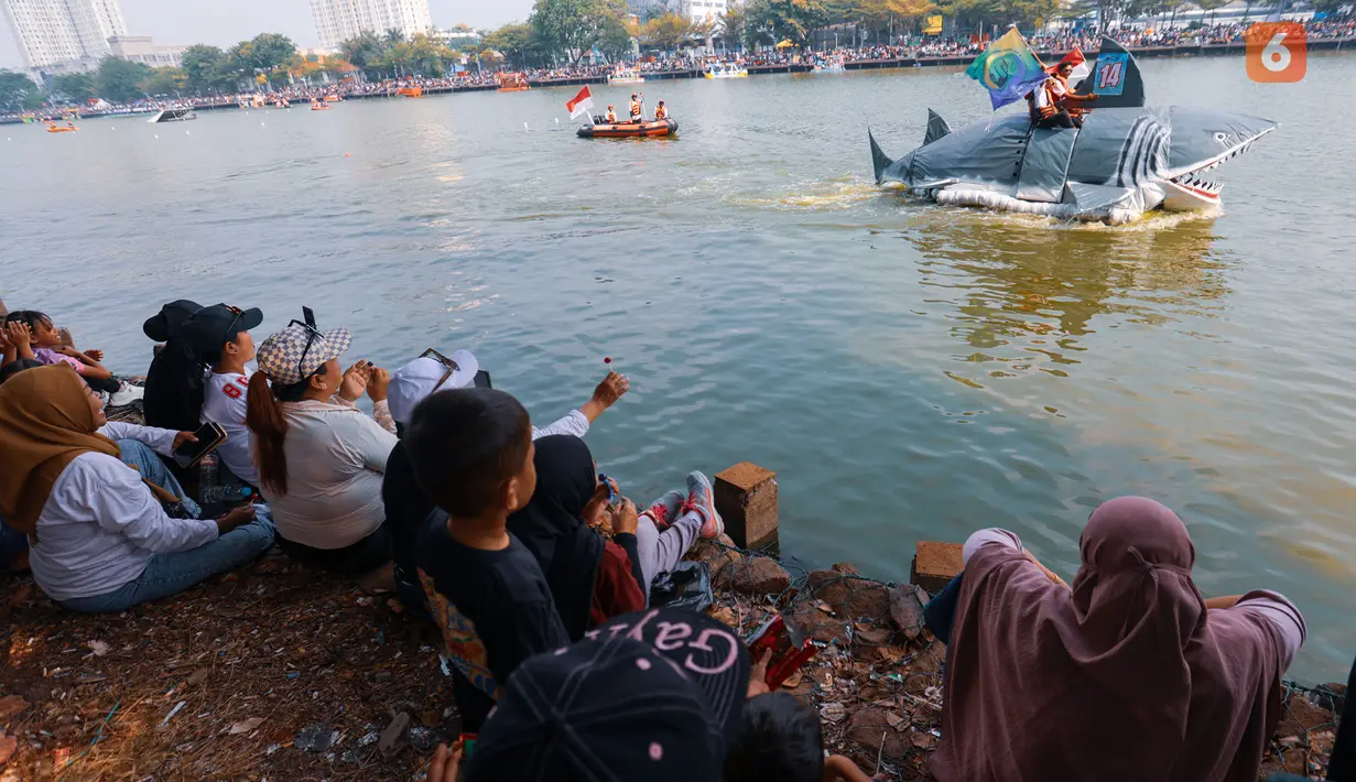 Sejumlah warga menyaksikan parade perahu hias dalam Festival Perahu Cinta Lingkungan (CiLung Fest) 2026 di Waduk Sunter Selatan, Tanjung Priok, Jakarta Utara, Minggu (18/10/2026). (KLY/Budy Santoso)