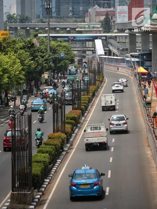 Sejumlah kendaraan melaju di antara tiang beton proyek monorel di Jalan HR Rasuna Said, Jakarta, Selasa (4/9). Pada tahap pertama, ERP atau jalan berbayar akan berlaku di Sudirman dan Jalan HR. Rasuna Said pada Maret 2019. (Liputan6.com/Faizal Fanani)