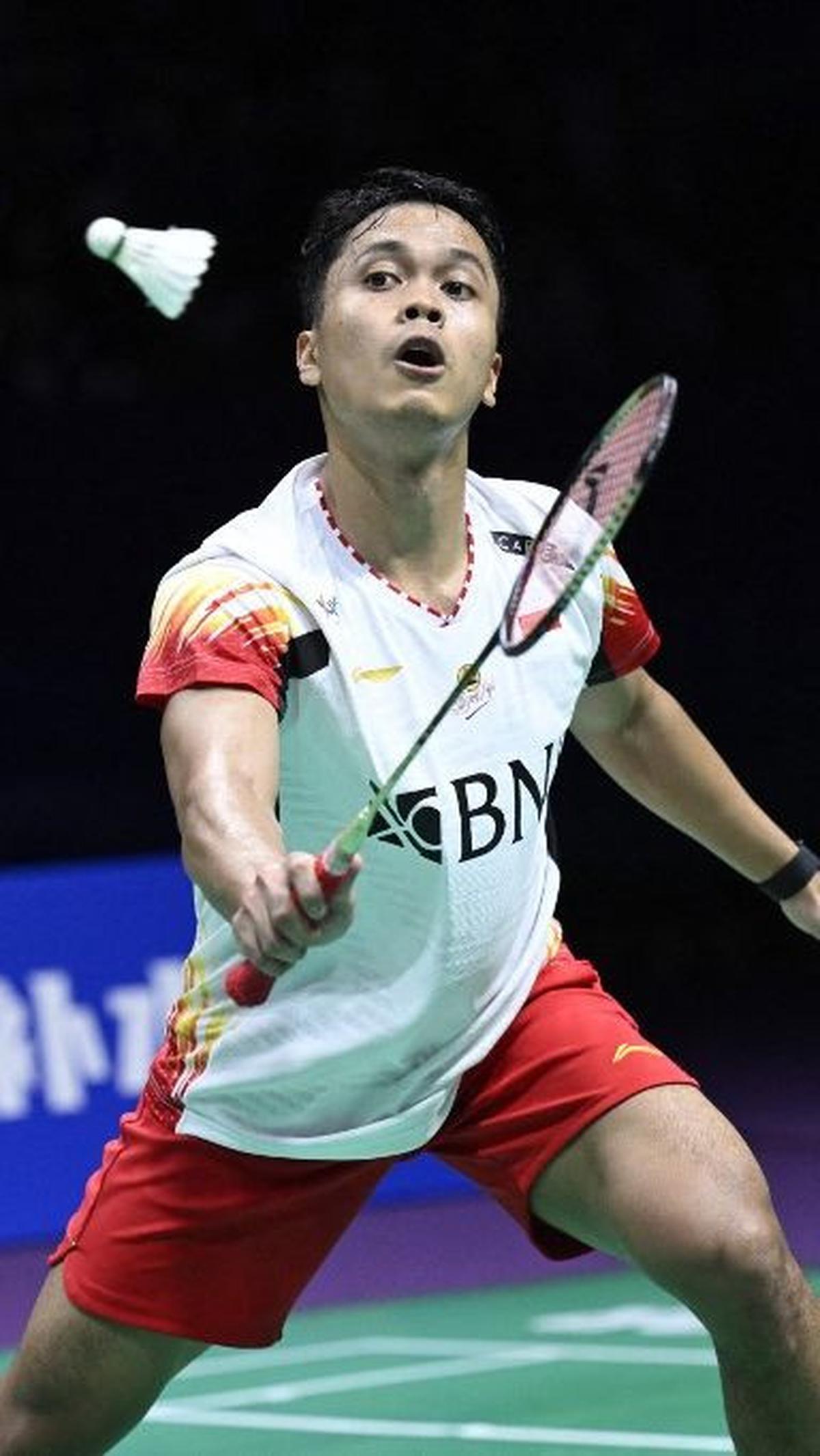 Anthony Ginting menyumbangkan poin pertama untuk Indonesia setelah mengalahkan Jeon Hyeok-jin dalam pertarungan sengit. Anthony Ginting bermain hingga rubber gim untuk kemenangan 14-21, 21-16, dan 21-16.&nbsp;Foto: Wang Zhao/AFP<br>