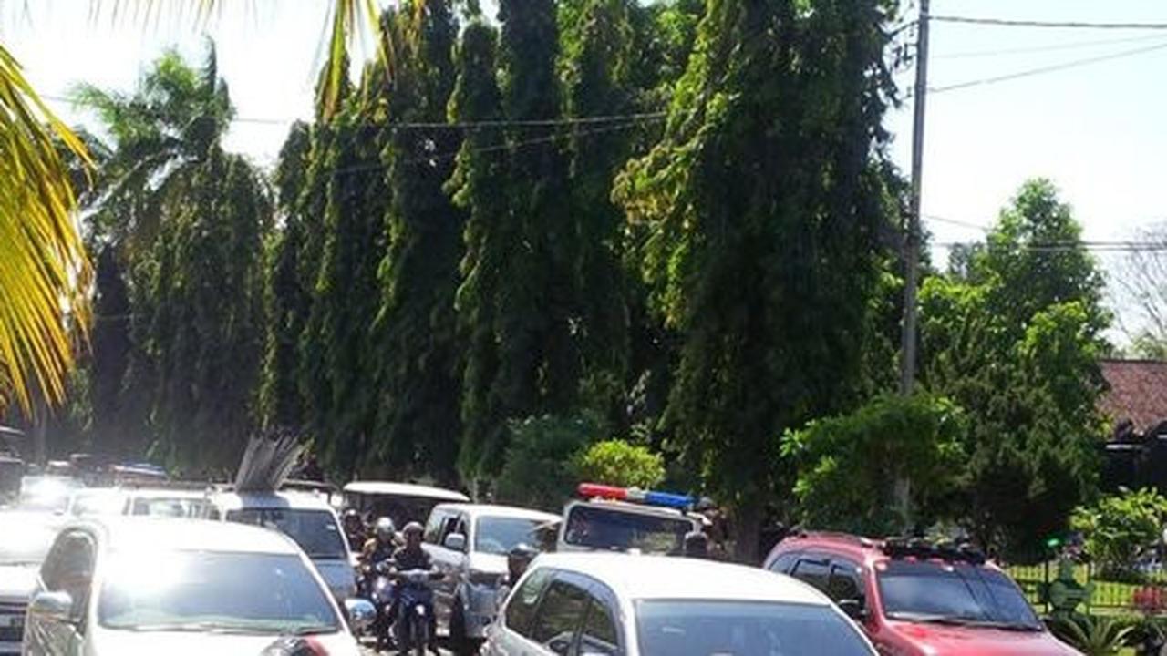 Massa padati sidang praperadilan kasus Angeline, jalanan macet