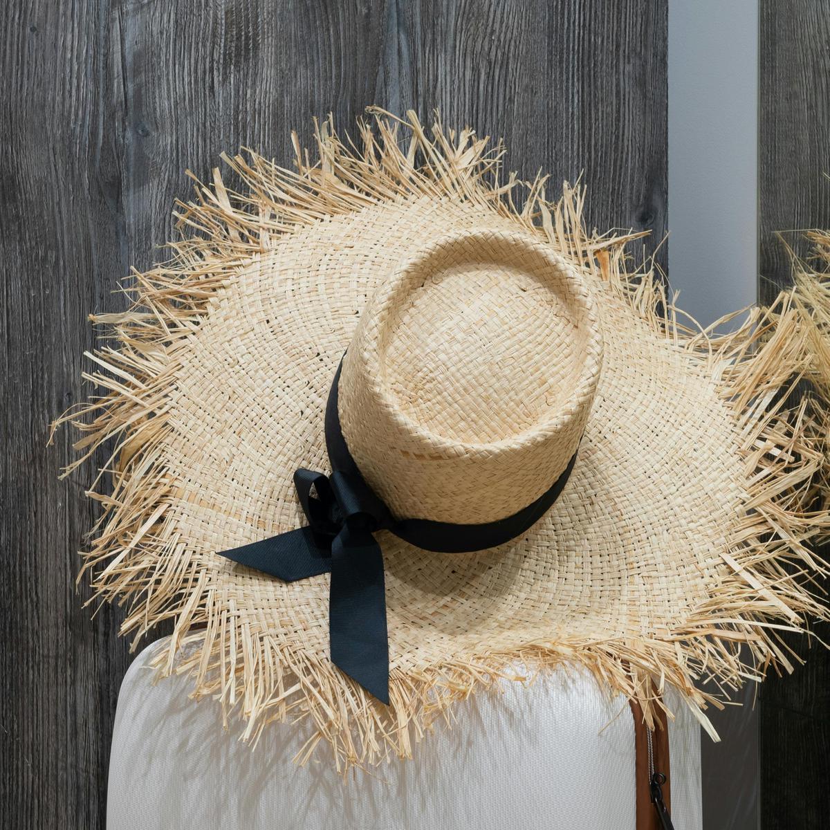 Ilustrasi Topi Lebar Digunakan Untuk Liburan ke Pantai (©Pexels)